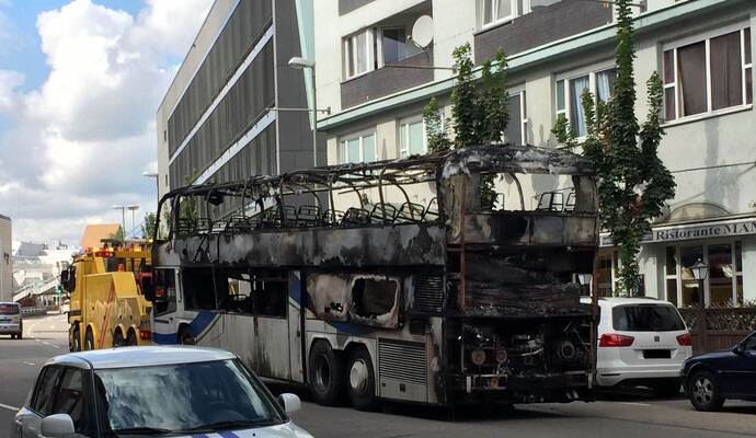 Der Reisebus aus Litauen, der am Dienstagmorgen auf der A8 in Flammen aufging, war später auf einem Abschleppfahrzeug in Pforzheim zu sehen. Der Reisebus aus Litauen, der am Dienstagmorgen auf der A8 in Flammen aufging, war später auf einem Abschleppfahrzeug in Pforzheim zu sehen.