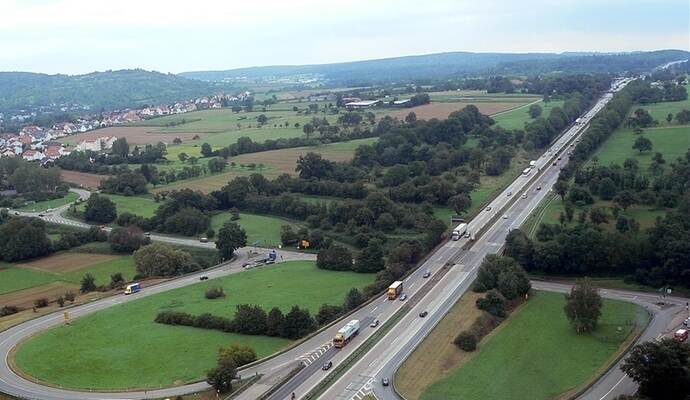 Letztes A8-Nadelöhr in der Region: die Strecke durchs Enztal bei Pforzheim-Ost, Niefern und Eutingen. Niefern plant zusätzlichen Lärmschutz am Anstieg Richtung Rastanlage. Foto: PZ-Archiv Letztes A8-Nadelöhr in der Region: die Strecke durchs Enztal bei Pforzheim-Ost, Niefern und Eutingen. Niefern plant zusätzlichen Lärmschutz am Anstieg Richtung Rastanlage. Foto: PZ-Archiv