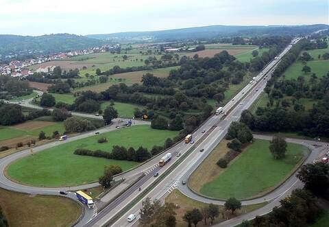 Letztes A8-Nadelöhr in der Region: die Strecke durchs Enztal bei Pforzheim-Ost, Niefern und Eutingen. Niefern plant zusätzlichen Lärmschutz am Anstieg Richtung Rastanlage. Foto: PZ-Archiv