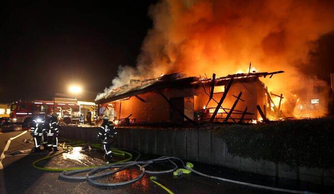 Meterhohe Flammen schlugen den Feuerwehrleuten beim Brand im Burger King auf der Wilferdinger Höhe entgegen. Noch in diesem Sommer könnte hier ein Neubau hochgezogen werden.