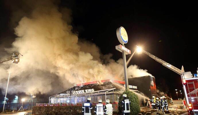 Dichter Rauch schlug den Feuerwehrleuten beim Brand im Burger King auf der Wilferdinger Höhe entgegen. Noch in diesem Sommer könnte hier ein Neubau hochgezogen werden.