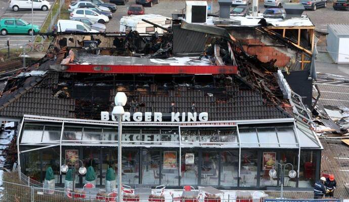 Nach dem Brand im Burger King auf der Wilferdinger Höhe bestand Einsturzgefahr für das Gebäude. Noch in diesem Sommer könnte hier ein Neubau hochgezogen werden.