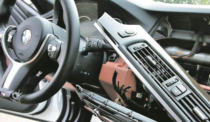 Ein ausgeschlachteter BMW: So ähnlich haben wohl viele Fahrzeuge ausgesehen, aus denen die Navigationsgeräte gestohlen wurden. Foto: PZ-Archiv Ein ausgeschlachteter BMW: So ähnlich haben wohl viele Fahrzeuge ausgesehen, aus denen die Navigationsgeräte gestohlen wurden. Foto: PZ-Archiv