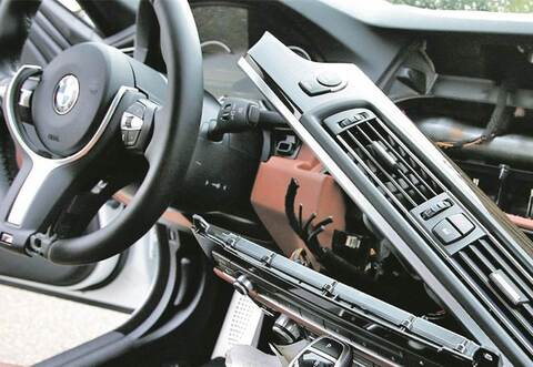Ein ausgeschlachteter BMW: So ähnlich haben wohl viele Fahrzeuge ausgesehen, aus denen die Navigationsgeräte gestohlen wurden. Foto: PZ-Archiv