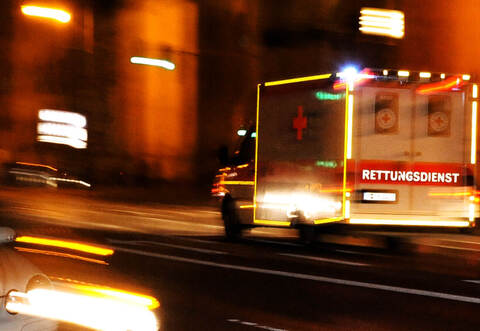 Eine wie leblos auf der Kreuzstraße in Birkenfeld liegende Frau wurde von einer Zeitungsträgerin am frühen Montagmorgen gefunden. Sie kam ins Krankenhaus.
