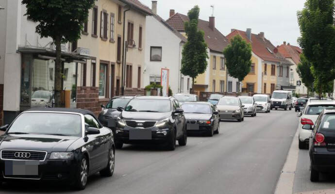 Einen ganz schön hohen Geräuschpegel müssen die Anwohner der B 10 in Wilferdingen ertragen. Täglich rauschen tausende Autos durch den Ort. Zwischen dem Rathaus und dem Buchwaldweg soll nach dem Willen des Gemeinderats daher zumidnest nachts Tempo 30 gelten. 