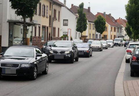 Einen ganz schön hohen Geräuschpegel müssen die Anwohner der B 10 in Wilferdingen ertragen. Täglich rauschen tausende Autos durch den Ort. Zwischen dem Rathaus und dem Buchwaldweg soll nach dem Willen des Gemeinderats daher zumidnest nachts Tempo 30 gelten. 