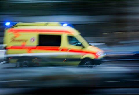 Ein Krankenwagen auf dem Weg zum Einsatzort. Foto: Symbolbild.