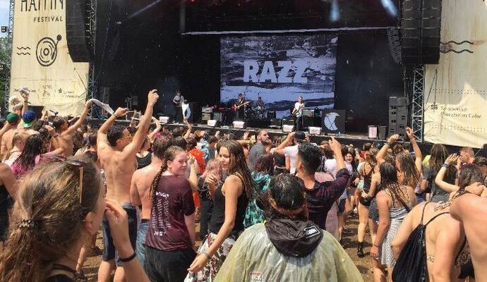 Die Fans auf dem Happiness 2017 trotzten dem Regen und feierten - hier im Bild die Band Razz. Die Fans auf dem Happiness 2017 trotzten dem Regen und feierten - hier im Bild die Band Razz.