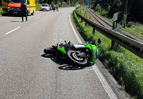 Ein tödlicher Motorradunfall auf der Albtalstrecke beschäftigte am Montagmittag die Verkehrsspezialisten der Polizei. Foto: TV-BW