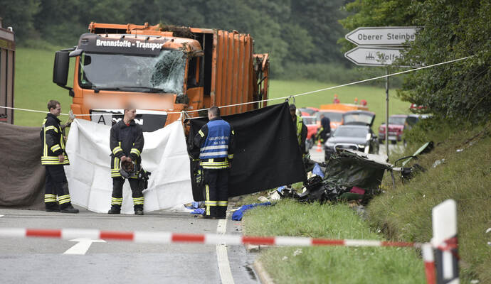 Bei dem tragischen Unfall mit einem Müllwagen kam eine junge Familie ums Leben.