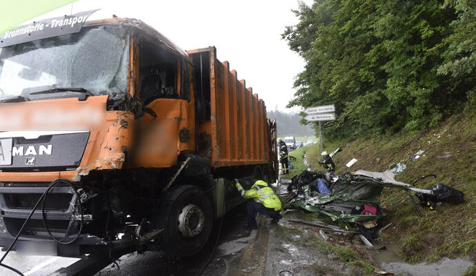 Der Müllwagen begrub das Auto der Familie unter sich.