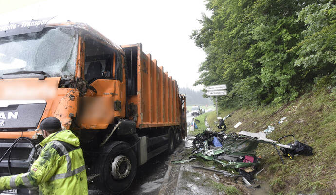 Der Müllwagen begrub das Auto der Familie unter sich.