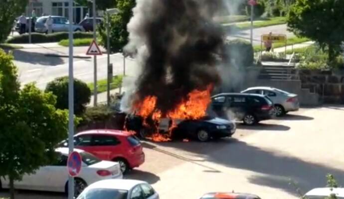 Der Wagen auf dem Parkplatz stand lichterloh in Flammen.