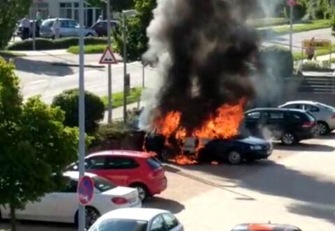 Der Wagen auf dem Parkplatz stand lichterloh in Flammen.