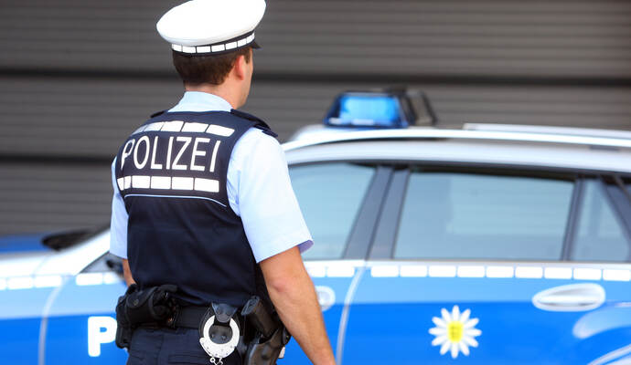 Die Polizei warnt vor Bettlern, die Menschen in der Region um Geld für Sprit fragen. Die Polizei warnt vor Bettlern, die Menschen in der Region um Geld für Sprit fragen.