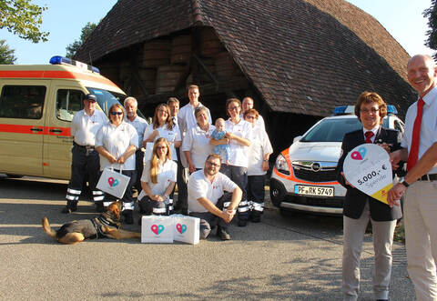 Liliane Augenstein, DRK Vorsitzende (2. V. r.), Hubert Gfrörer, Lotto-Regionaldirektor (re), im Hintergrund der DRK Ortsverein Keltern.