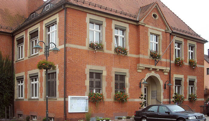 Im Ispringer Rathaus klingelt zur Zeit öfter als sonst das Telefon. Ein lose in Briefkästen geworfenes DinA4-Blatt mutet wie ein offizielles Schreiben der Gemeinde an, ist aber eine reine Falschmeldung, die von unrichtigen Ausweisdokumenten fabuliert.