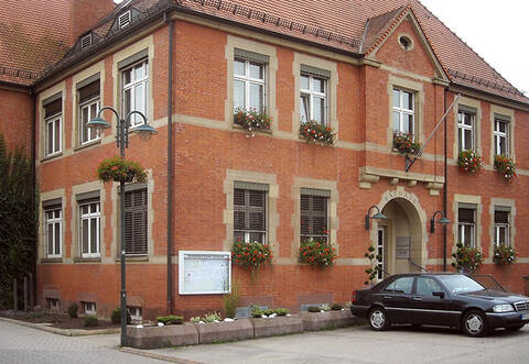 Im Ispringer Rathaus klingelt zur Zeit öfter als sonst das Telefon. Ein lose in Briefkästen geworfenes DinA4-Blatt mutet wie ein offizielles Schreiben der Gemeinde an, ist aber eine reine Falschmeldung, die von unrichtigen Ausweisdokumenten fabuliert.