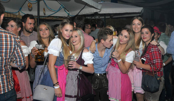 Eine riesen Gaudi: Das vierte Oktoberfest in Tiefenbronn lockte zahlreiche Besucher in Tracht an. Eine riesen Gaudi: Das vierte Oktoberfest in Tiefenbronn lockte zahlreiche Besucher in Tracht an.