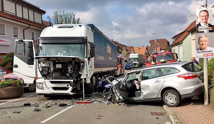 Bei diesem Zusammenstoß in der Bauschlotter Ortsmitte wurde der Autofahrer in seinem Ford eingeklemmt. Bei diesem Zusammenstoß in der Bauschlotter Ortsmitte wurde der Autofahrer in seinem Ford eingeklemmt.