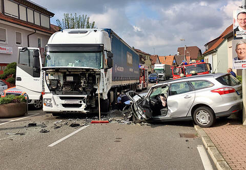 Bei diesem Zusammenstoß in der Bauschlotter Ortsmitte wurde der Autofahrer in seinem Ford eingeklemmt.