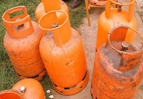 Ausgelaufenes Propangas hat sich durch die Inbetriebnahme eines Katalytpfens in einer Brettener Wohnung entzündet. Ein Mann erlitt schwere Verbrennungen im Gesicht.