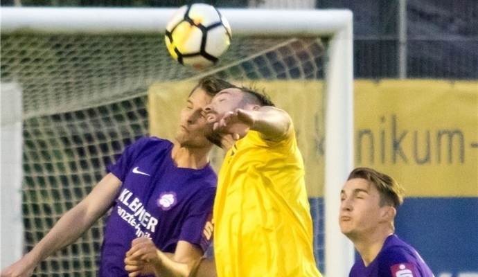 Die Nöttinger Abwehr um Sascha Walter (links) und Niklas Kolbe stand zuletzt sehr sicher, gegen den SGV Freiburg aber zappelten gleich vier Bälle im FCN-Netz. Foto: Becker, PZ-Archiv