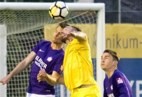 Die Nöttinger Abwehr um Sascha Walter (links) und Niklas Kolbe stand zuletzt sehr sicher, gegen den SGV Freiburg aber zappelten gleich vier Bälle im FCN-Netz. Foto: Becker, PZ-Archiv