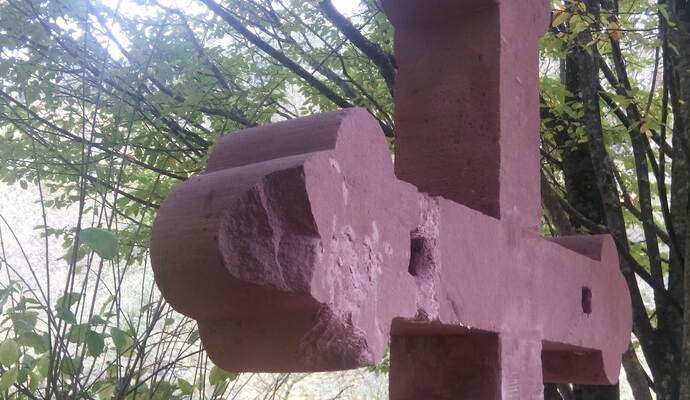 In den vergangenen Tagen haben Unbekannte am Steinkreuz an der Würmbrücke bei Steinegg eine Ecke abgeschlagen.