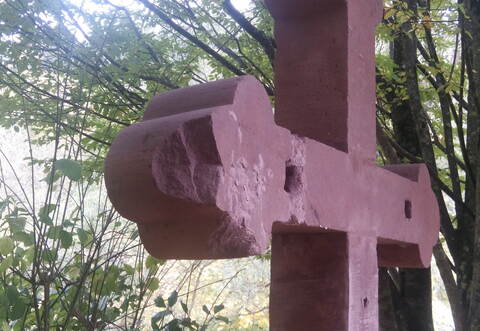 In den vergangenen Tagen haben Unbekannte am Steinkreuz an der Würmbrücke bei Steinegg eine Ecke abgeschlagen.