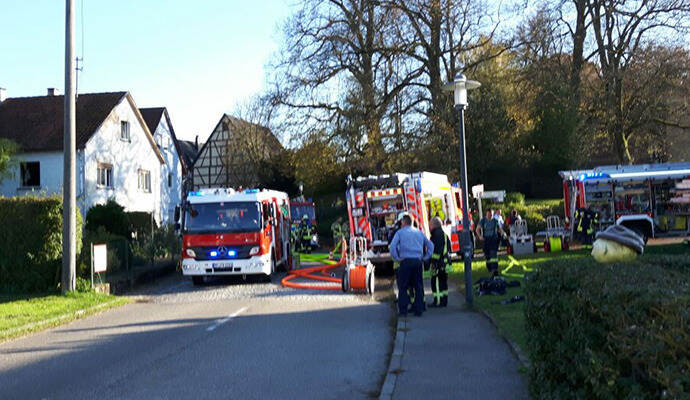 Ein Küchenbrand in Schützingen forderte zwei verletzte Menschen - eine Hausbewohnerin und ein Ersthelfer, die mit Verdacht auf Rauchgasvergiftung ins Krankenhaus kamen.