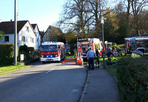 Ein Küchenbrand in Schützingen forderte zwei verletzte Menschen - eine Hausbewohnerin und ein Ersthelfer, die mit Verdacht auf Rauchgasvergiftung ins Krankenhaus kamen.