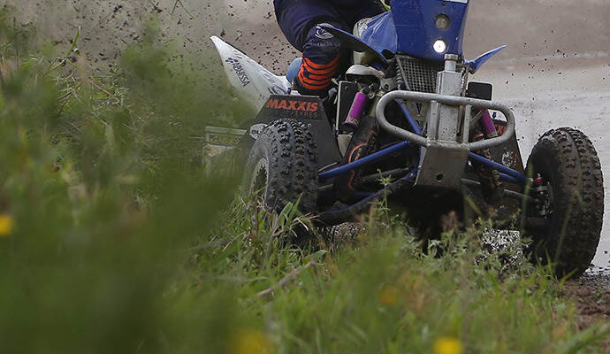 Neben einem Quad sollen auch noch Autos auf einer Wiese bei Friolzheim für einen Flurschaden gesorgt haben. Neben einem Quad sollen auch noch Autos auf einer Wiese bei Friolzheim für einen Flurschaden gesorgt haben.