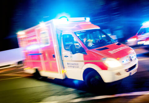 Bei einem schweren Unfall auf der A8 am Sonntagmorgen waren die Rettungskräfte im Einsatz, um einen 35-Jährigen aus dem Wrack seines Autos zu retten und ins Krankenhaus zu bringen.