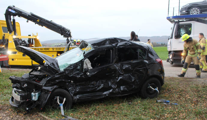 Bei einem tragischen Unfall kam die Fahrerin des Kleinwagens ums Leben.