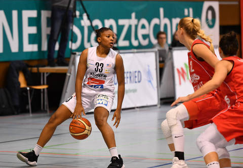 14 Punkte und eine Trefferquote von 100 Prozent - Amber Orrange (links) war nach Schaquilla Nunn die zweitbeste Werferin für die Rutronik Stars Keltern beim 76:56-Sieg bei den Fireballs Bad Aibling. 