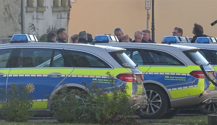 Rund zehn Polizeiwagen fuhren nach Neulingen-Bauschlott. Die Beamten suchten auch mit Hilfe von Hunden und einem Hubschrauber nach einem vermissten Mann. Rund zehn Polizeiwagen fuhren nach Neulingen-Bauschlott. Die Beamten suchten auch mit Hilfe von Hunden und einem Hubschrauber nach einem vermissten Mann.