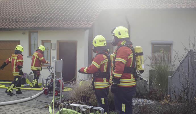 Ein Kellerbrand in Öschelbronn führte zu einem Großeinsatz der Feuerwehr. Ein Kellerbrand in Öschelbronn führte zu einem Großeinsatz der Feuerwehr.