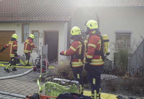 Ein Kellerbrand in Öschelbronn führte zu einem Großeinsatz der Feuerwehr.