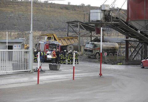 Als die drei Fahrzeuge mit 23 Mann der Feuerwehren Illingen und Mühlacker vor Ort im Sämann-Betrieb ankamen, war die Arbeit eigentlich schon getan. 