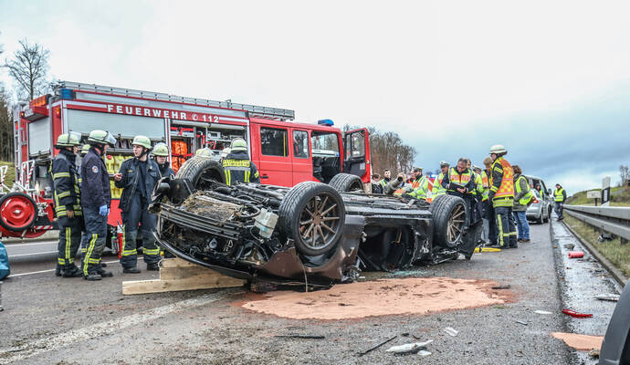 Der Mustang hat sich auf der A8 überschlagen und blieb auf dem Dach liegen. Der Fahrer wurde von der Feuerwehr aus dem Wrack gerettet.