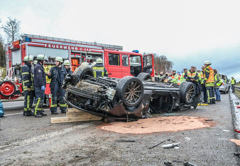 Der Mustang hat sich auf der A8 überschlagen und blieb auf dem Dach liegen. Der Fahrer wurde von der Feuerwehr aus dem Wrack gerettet.