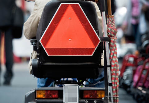Die Frau saß in einem ähnlichen Rollstuhl, als sie von den vier jungen Männern überfallen wurde.