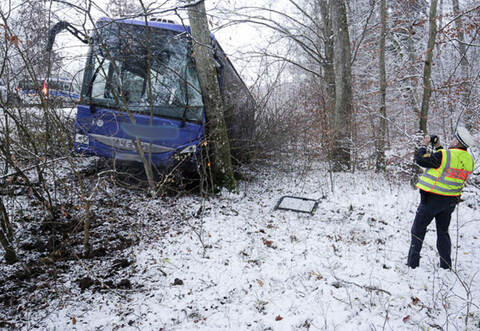 Drei Kinder wurden bei diesem Busunfall im morgendlichen Schulverkehr zwischen Illingen und Schützingen leicht verletzt.