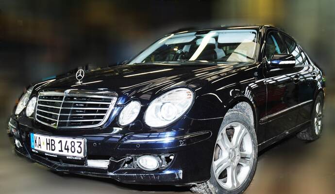 Die Polizei sucht im Zuge von Ermittlungen zu einer Geldautomaten-Sprengung in Bretten nach Hinweisen auf einen dunkelblauen Mercedes-Benz E-Klasse mit dem gefälschten Kennzeichen KA-HB 1483 und neuen Winterreifen der Marke Syron, Größe 245/45 ZR 17. Die Polizei sucht im Zuge von Ermittlungen zu einer Geldautomaten-Sprengung in Bretten nach Hinweisen auf einen dunkelblauen Mercedes-Benz E-Klasse mit dem gefälschten Kennzeichen KA-HB 1483 und neuen Winterreifen der Marke Syron, Größe 245/45 ZR 17.