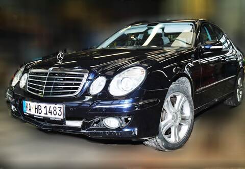 Die Polizei sucht im Zuge von Ermittlungen zu einer Geldautomaten-Sprengung in Bretten nach Hinweisen auf einen dunkelblauen Mercedes-Benz E-Klasse mit dem gefälschten Kennzeichen KA-HB 1483 und neuen Winterreifen der Marke Syron, Größe 245/45 ZR 17.