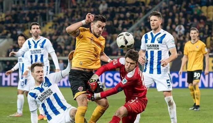 KSC-Torwart Rene Vollath (rechts) konnte sich immer auf den aus Mönsheim stammenden Abwehrspieler Matthias Bader verlassen. Foto: dpa KSC-Torwart Rene Vollath (rechts) konnte sich immer auf den aus Mönsheim stammenden Abwehrspieler Matthias Bader verlassen. Foto: dpa