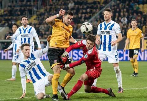 KSC-Torwart Rene Vollath (rechts) konnte sich immer auf den aus Mönsheim stammenden Abwehrspieler Matthias Bader verlassen. Foto: dpa