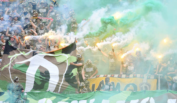 Brutal waren die martialisch gekleideten Fans von Dynamo Dresden ins Wildparkstadion des Karlsruher SC gedrängt. Dort zündeten sie Pyrotechnik. Zuvor schon wurden zahlreiche Polizisten und Ordner verletzt.